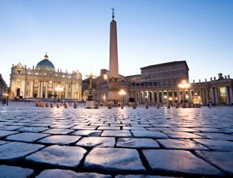 Брусчатка на Площади Святого Петра в Риме